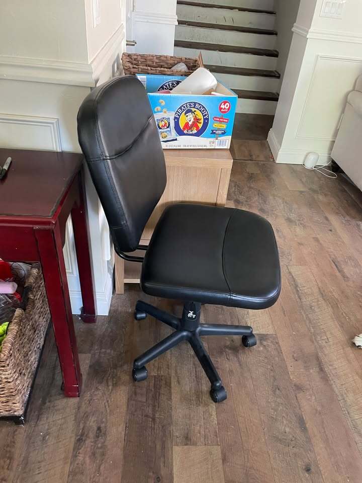 🪑 Black Computer Chair – Armless, Rolling Base