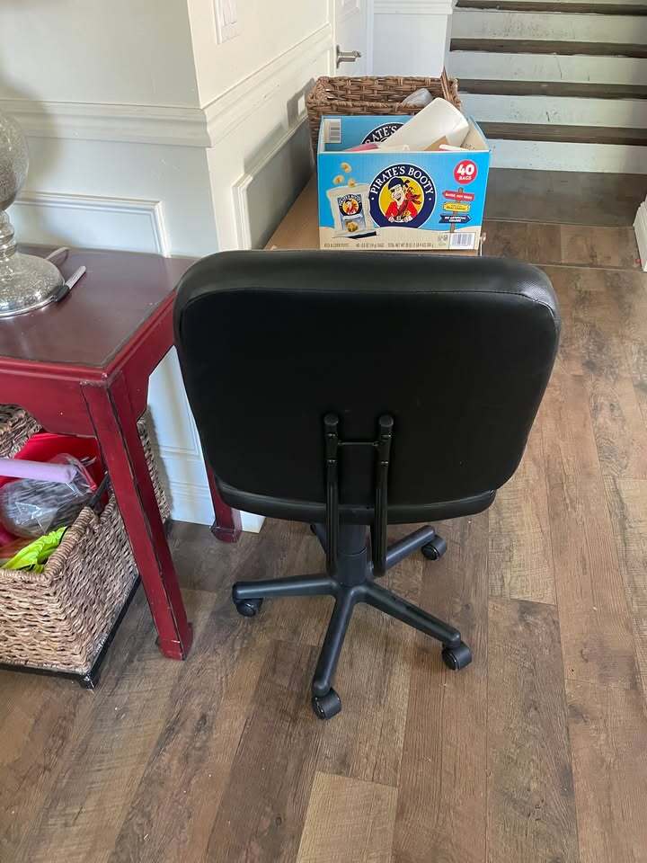 🪑 Black Computer Chair – Armless, Rolling Base