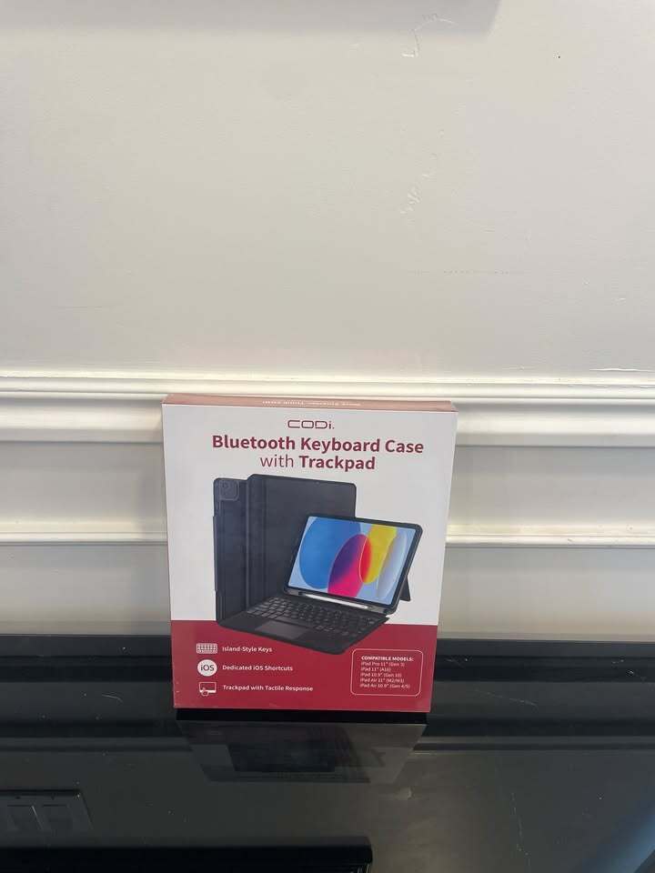 Bluetooth Keyboard Case w/ Trackpad – iPad (Multiple Models)