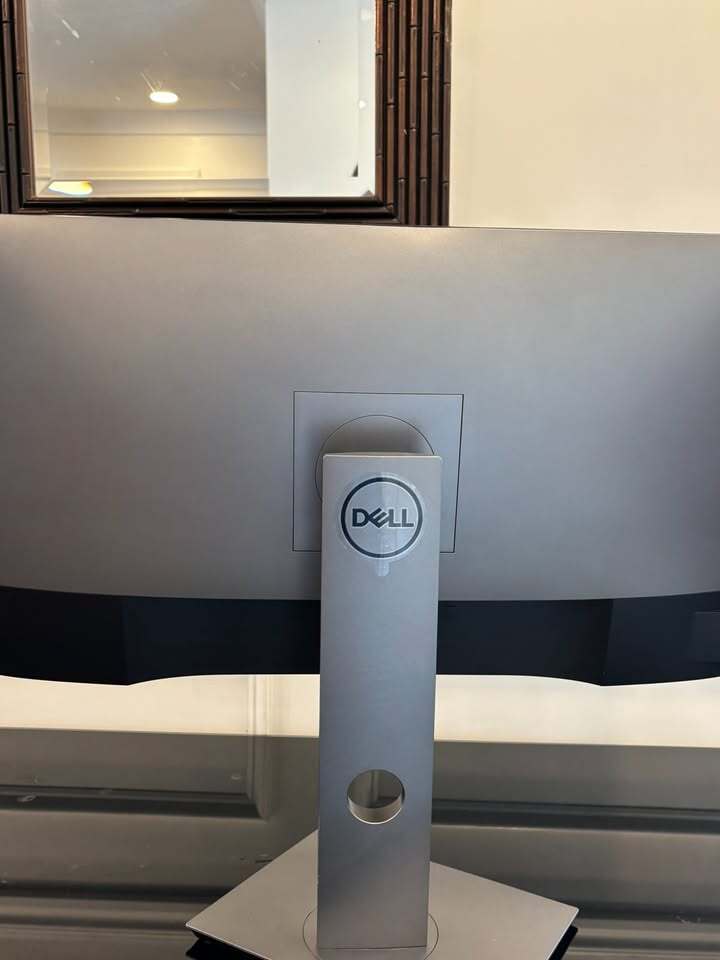 🖥️ Dell Flat Panel Monitor U2720Q – 100–240V / 50–60Hz / 2.5A