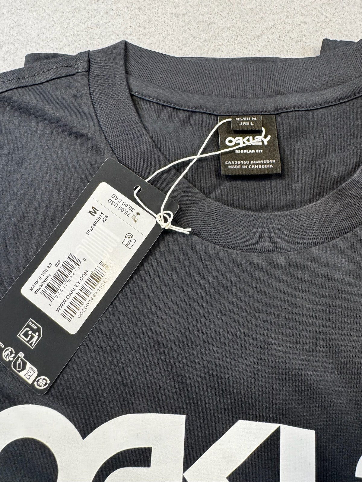 Oakley Men's Regular Fit Black T-Shirt with Logo - Size M